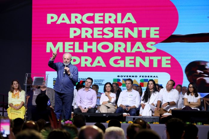 Leia mais sobre o artigo Lula anuncia 29 mil ligações de energia elétrica na Bahia