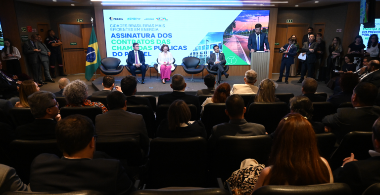 Leia mais sobre o artigo ENBPar e MME assinam contratos que destinam R$ 305 milhões para eficiência energética em municípios